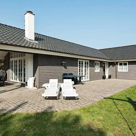 Дом отдыха Five-bedroom Holiday In Romo 2 Рёмё-Киркебю