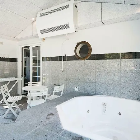 Дом отдыха Five-bedroom Holiday In Romo 2 Рёмё-Киркебю